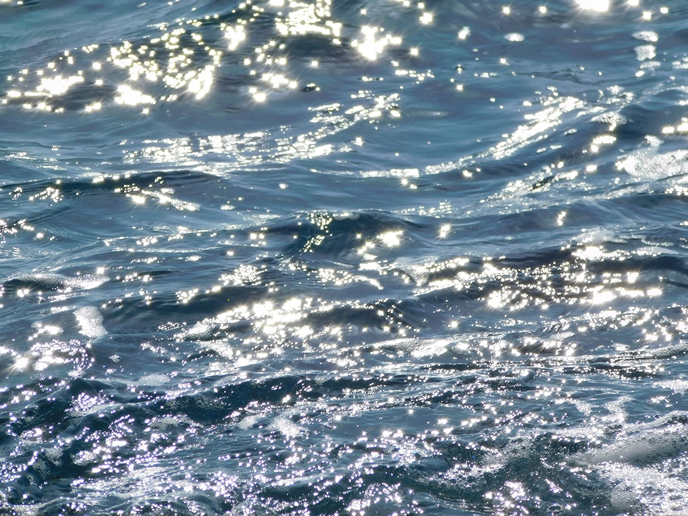 Reflejos de sol sobre el agua