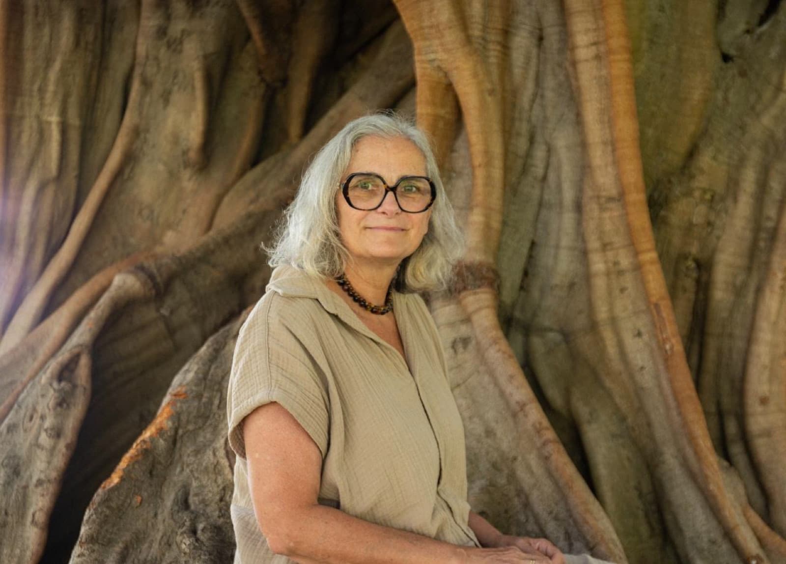 Verónica Orlando frente a las raíces de un ficus